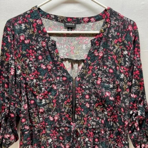Torrid Babydoll Zip Front Top Women's 2 Black Floral 3/4 Sleeve Roll Tab Stretch - Picture 2 of 13